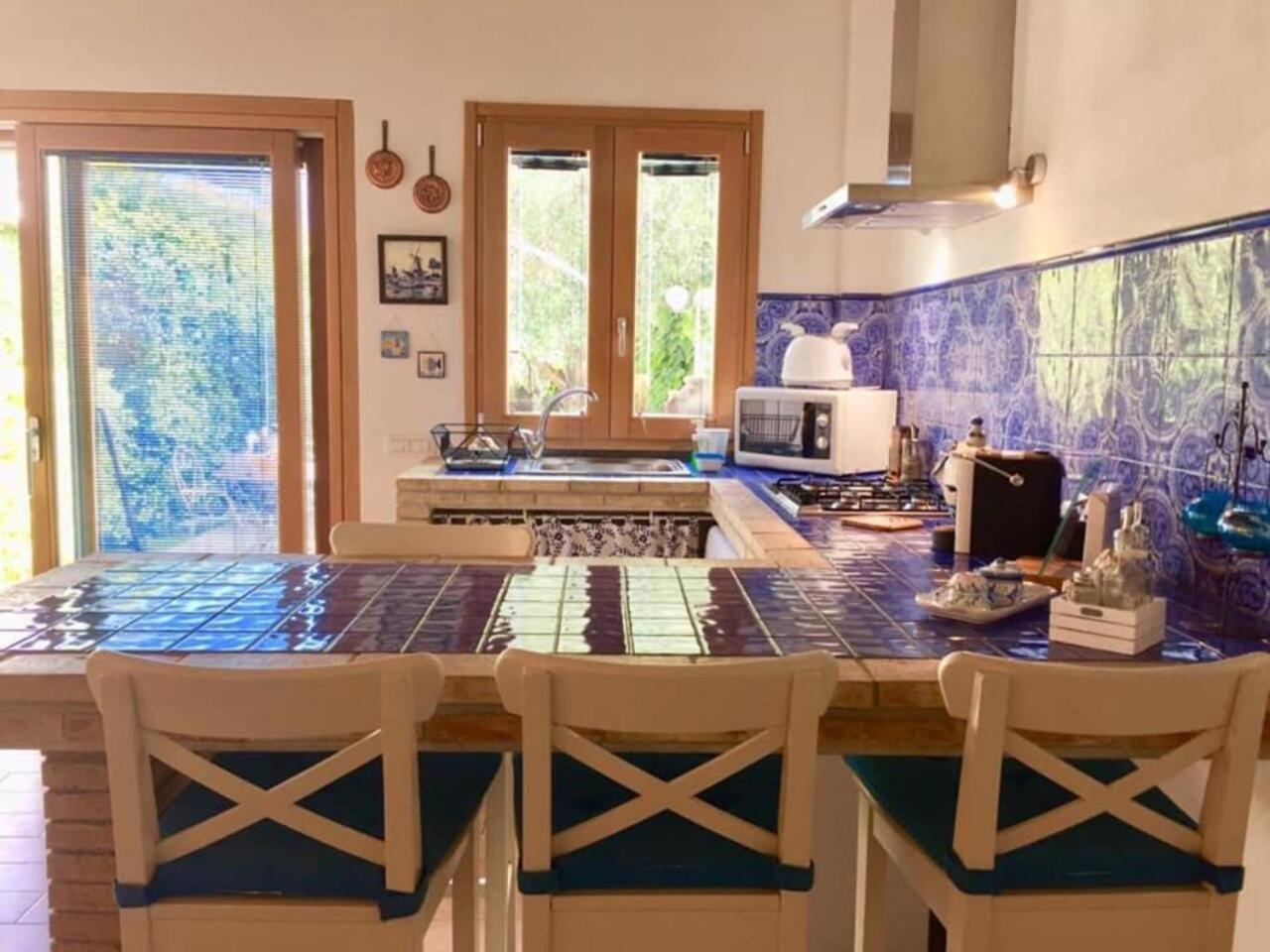 Ara Town House *